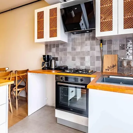 Modern And Central Flat Near Kadikoy Bull Statue *